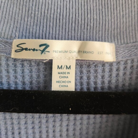 Cotton Pullover in a Waffle weave fabric. Blue Grey Colorway V-neck with buttons - Picture 4 of 6